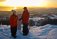 Marie-Lill og Bjørn-Even, glade og fornøyde på Skaugumsåsens fantastiske utsiktspunkt.