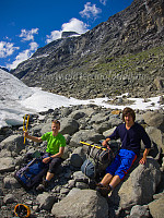 Pause ved fronten på Maradalsbreen. Sondre og Bjørn-Even er klare for å forsere denne! Gjertvasstinden kan anes i bakgrunnen.