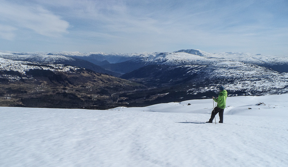 Utsikt nedover Sogndalsdalen fra Reppanipa. Det begynner å bli et stykke tilbake mot Stedjeåsen allerede.