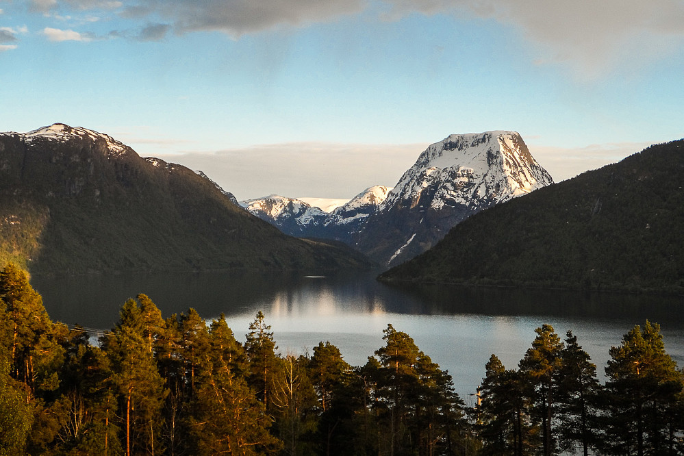 Breimsvatnet med Skjorta (1472) ruvende på andre siden.