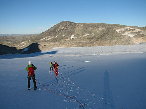 Lenger ned på Fortundalsbreen, med Tundradalskyrkja (1970) bak. Like før vi droppet tauet her, for snart var vi på blåisen. Vi rundet etter hvert ned mot venstre, inn i skyggen der nede. Tverrådalskyrkja kaster forresten en litt artig skygge, med noe som ligner et ansikt som ser mot høyre… Dette var Breheimen på sitt beste!!