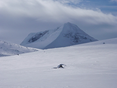 Tundradalskyrkja (1970) dukker frem. Dessverre måtte jeg snu ovenfor Tundradalsbotnen grunnet vind og uvær inne ved Holåbreen. Ingen vits å dra på toppen da...