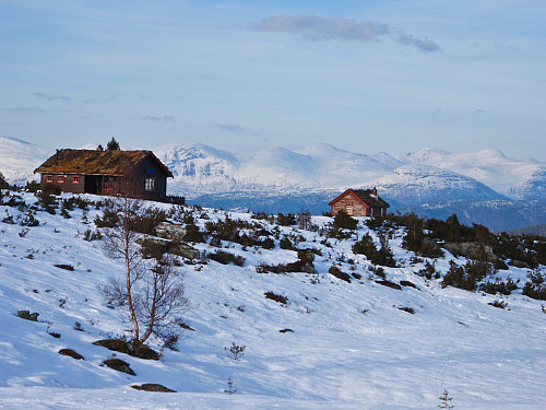 Hytter på Utvikfjellet, med fjella på nordsiden av Stryn sentrum i bakgrunnen.