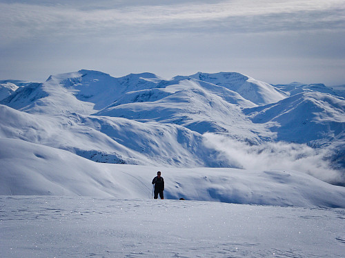 Etter morgenturen til Gryta dro jeg og pappa på Hestefjellsnibba/Sølvberget (1303). Bak pappa ruver Storskredfjellet (1814) og Skåla (1848).