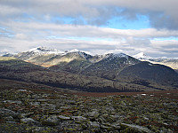 Rondanemassivet sett fra Blåkollen. Storronden til venstre og Høgronden til høyre.
