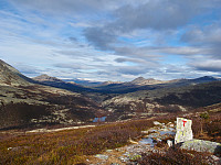 Utsikt fra stien like vest for Blåkollen i retning Folldal. Bjørnhollia kan synes nede i skogen.