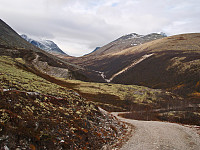 Langglupdalen sett fra munningen ved veien inn mot Bjørnhollia. Rondslottet og Høgronden vokter på henholdsvis venstre og høyre side.