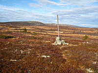 Denne stokken markerer høyeste punkt i Hamar kommune. I bakgrunnen ser vi Himmelkampen der kommunetoppen i Åmot ligger.