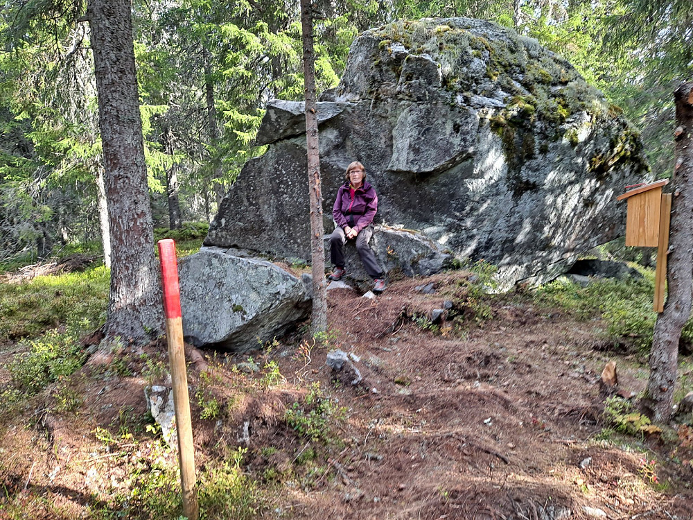 Anne Grete ved Kyrkja