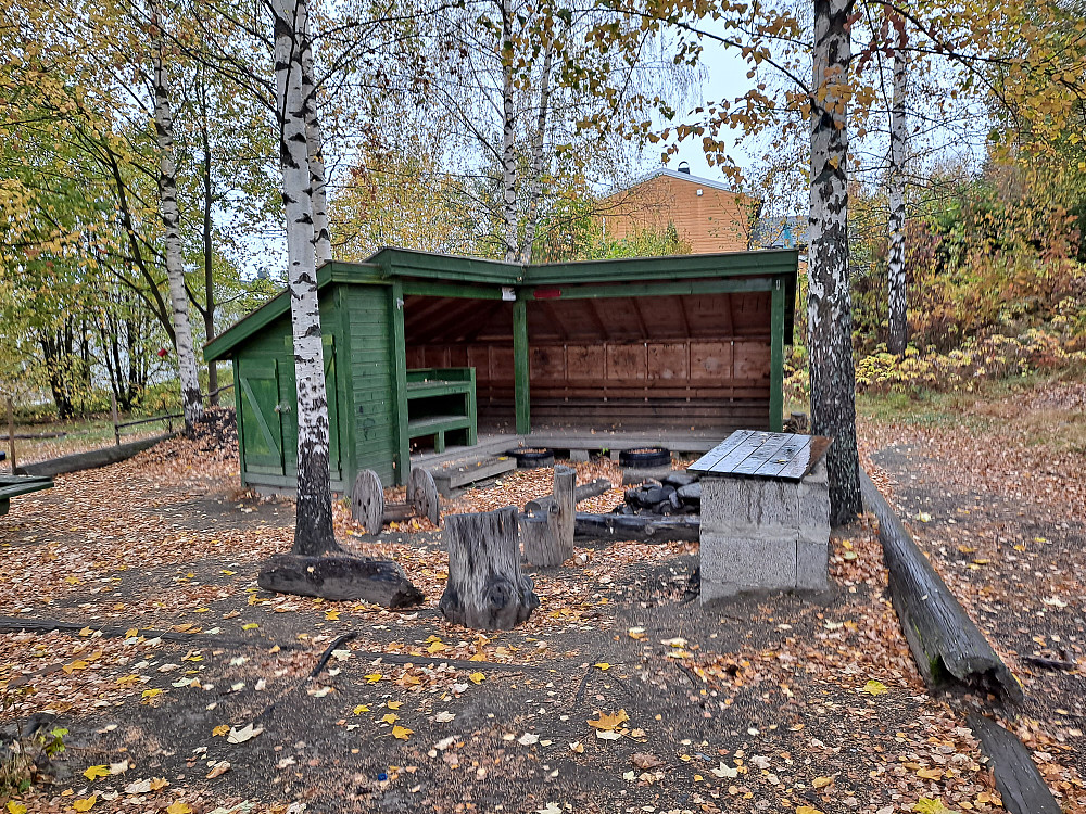 Gapahuk på lekeplass i Ekromskogen