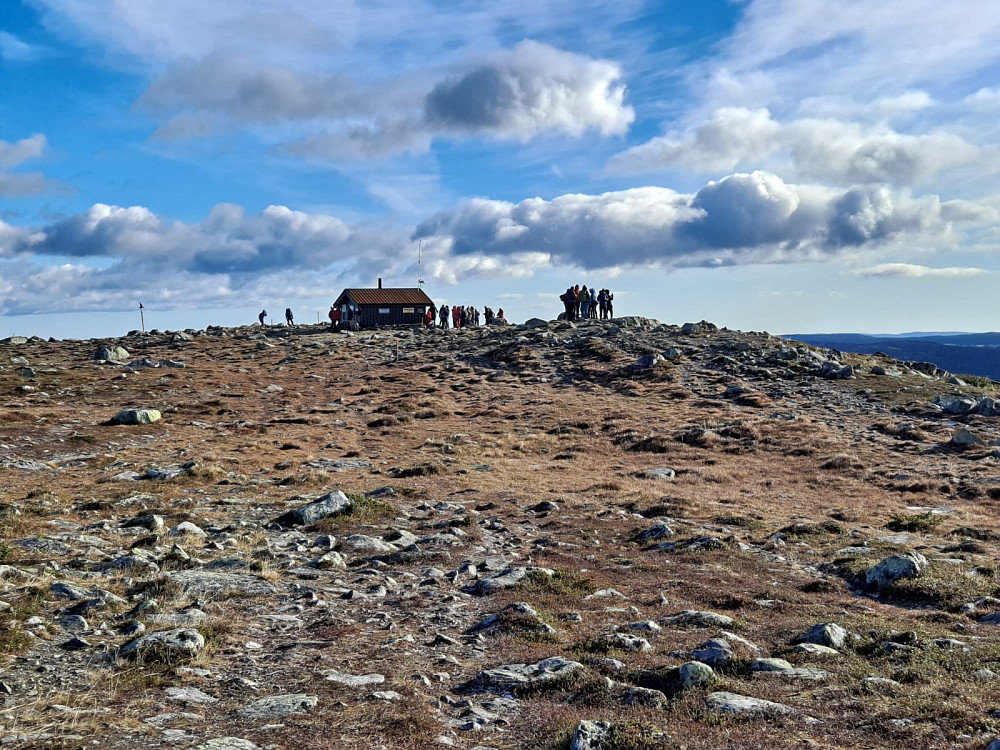 På Nevelfjell, mot Nevelhytta. Mye folk