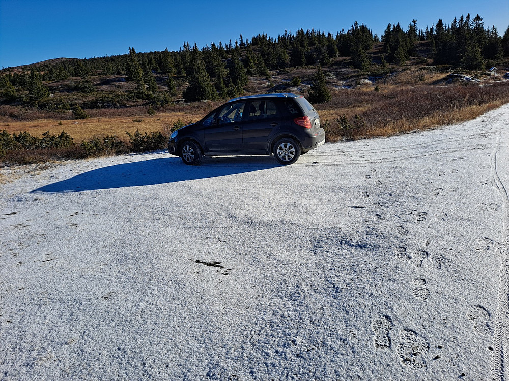 Det har kommet et lite tynt lag med snø, parkerte i Kriksvika