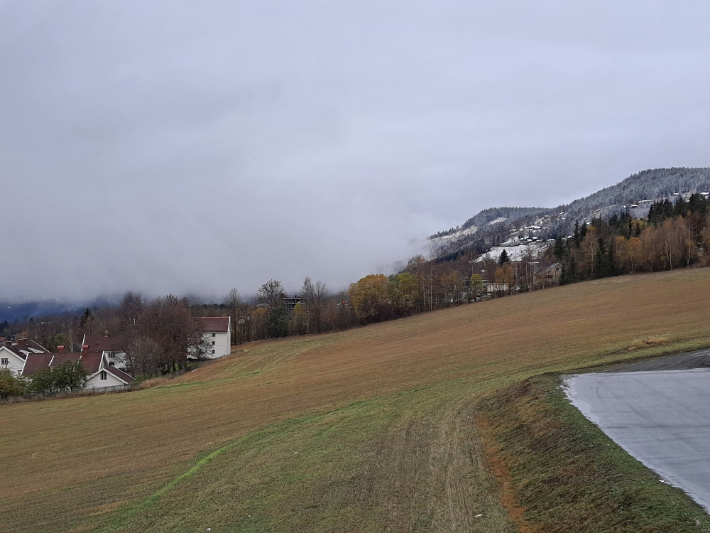Ved Lysgårdsbakken, snø over Rundhaugen og Hansvehaugen