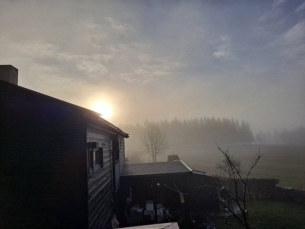 Morgen, sola prøver å bryte gjennom