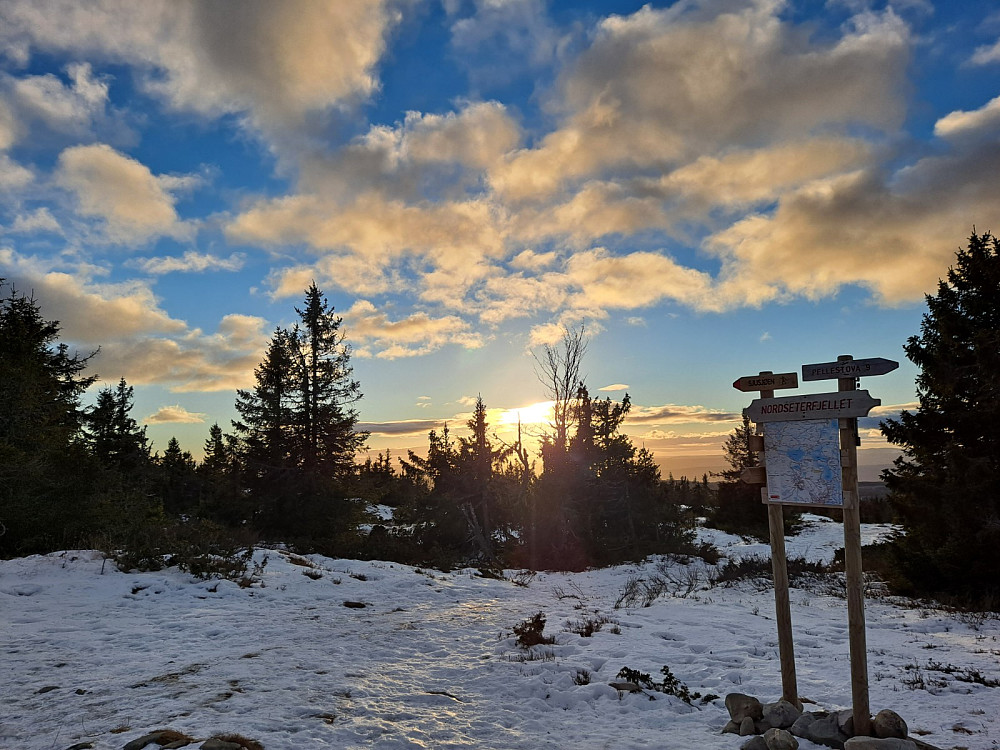 Ved sti- og løypekrysset Nordseterfjellet
