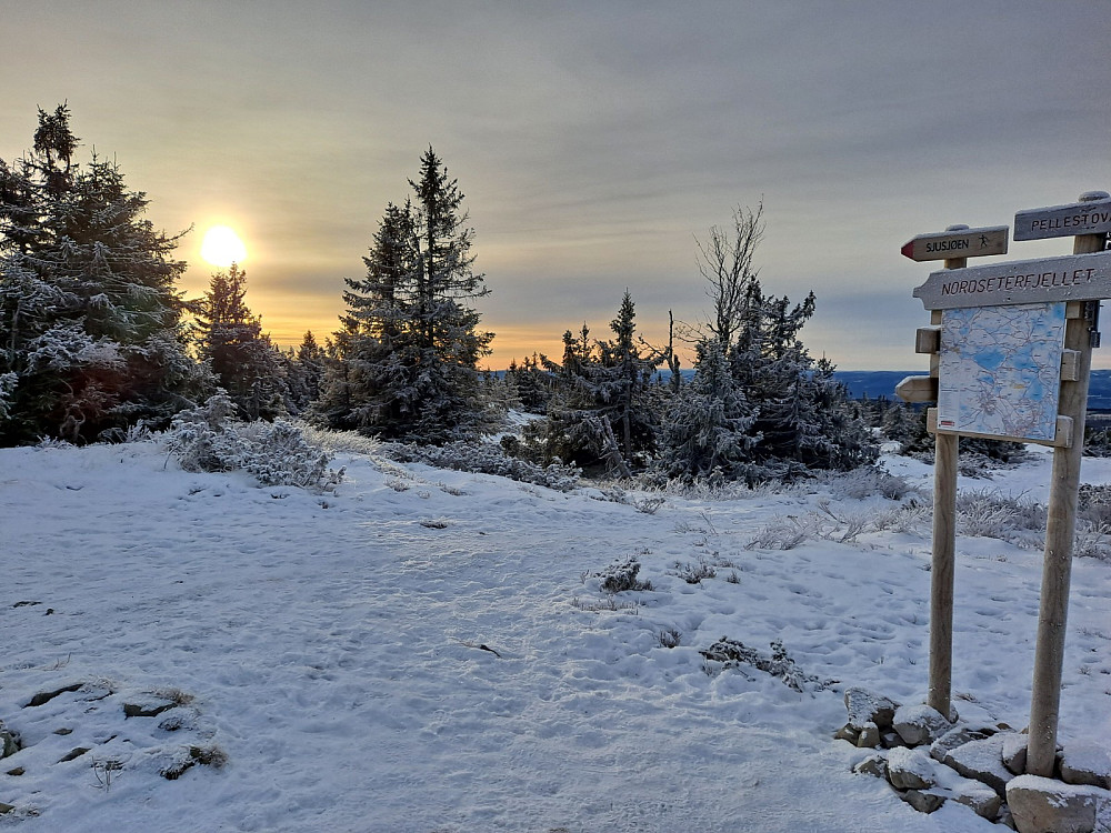 På sti- og løypekrysset Nordseterfjellet