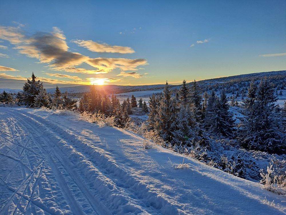 På Hitvegen, sola går ned bak Nevelfjell