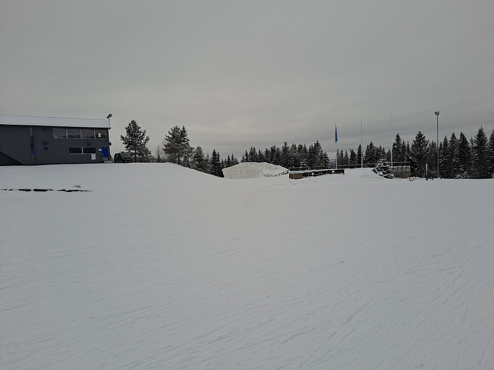 På stadion, ser snøberget det er kjørt kunstsnø fra
