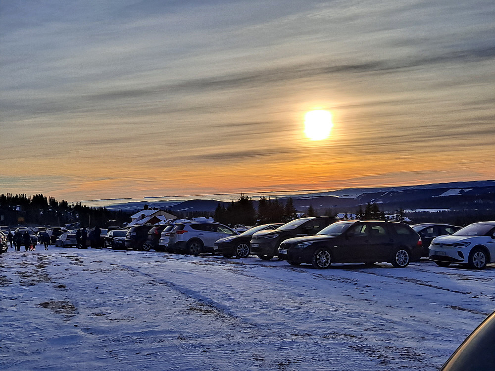 Fullt på parkeringsplassen på Nordseter, måtte parkere helt innerst
