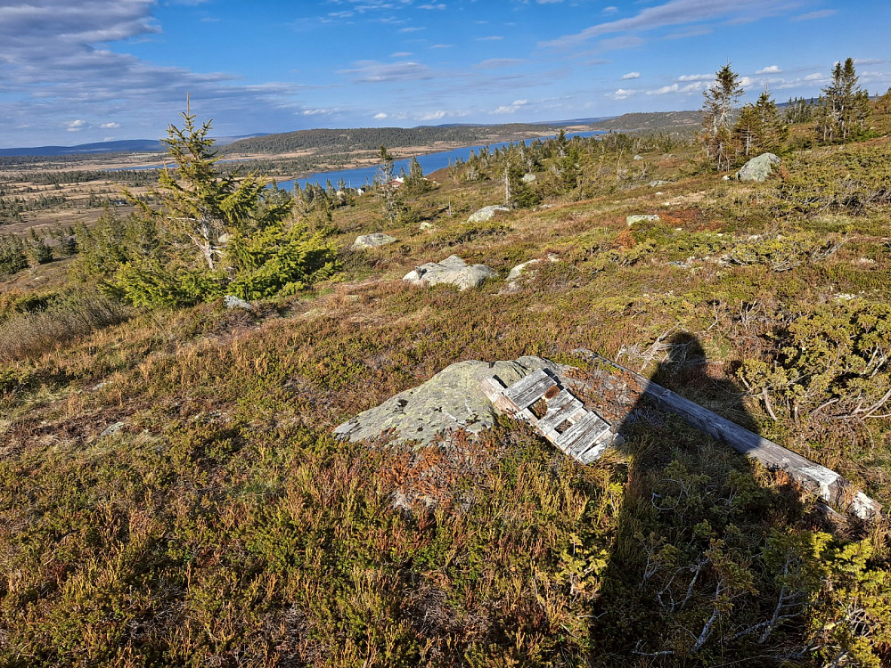Gammelt trigpunkt ved PBE, mot Melsjøen