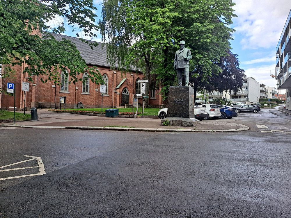 Statue av Svend Foyn utenfor domkirken