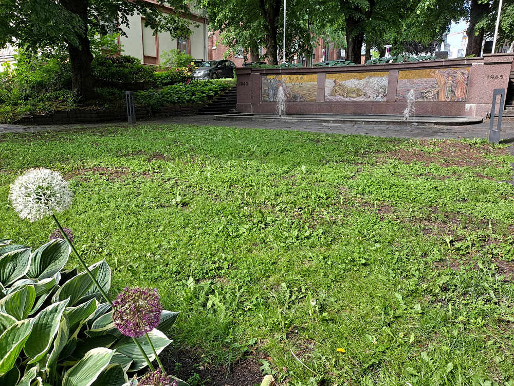 Krigsminnesmerke nedenfor domkirken