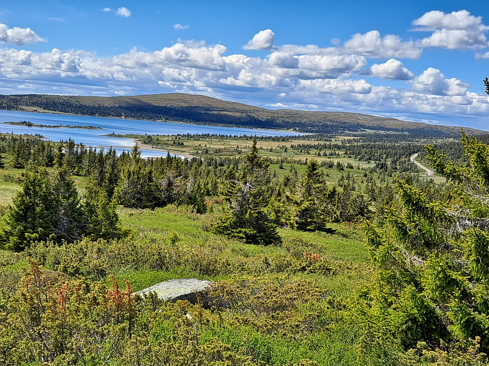 Snart nede igjen, Reinsvatnet med Nevelfjell bak