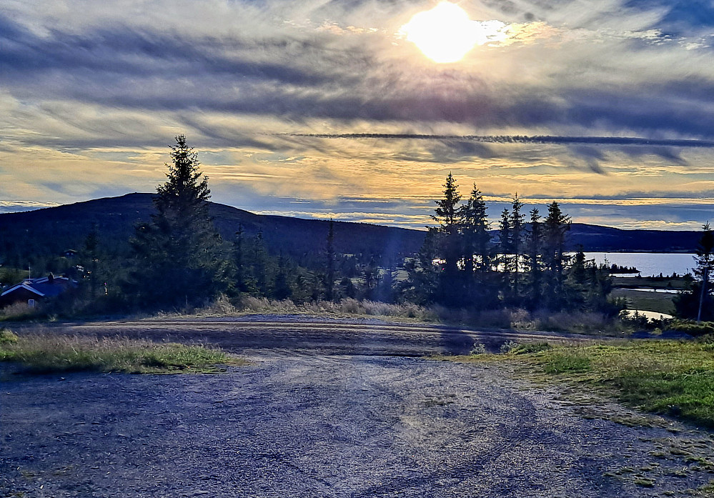 Ved parkeringa, ventet på Pål og Leila