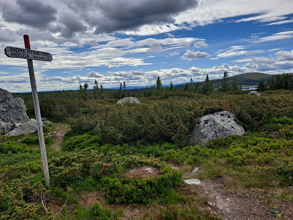 Ved den store steinen der skiltet står