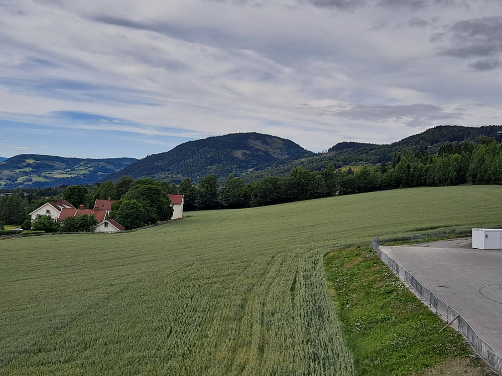 Over Lysgårdsjordet mot Balbergkampen