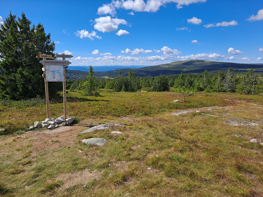 Ved sti-og løypekrysset Nordseterjellet