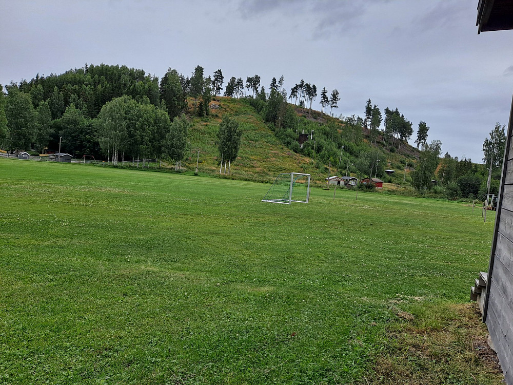 Pinnikhaugen fra fotballbanene ved Vingar skole