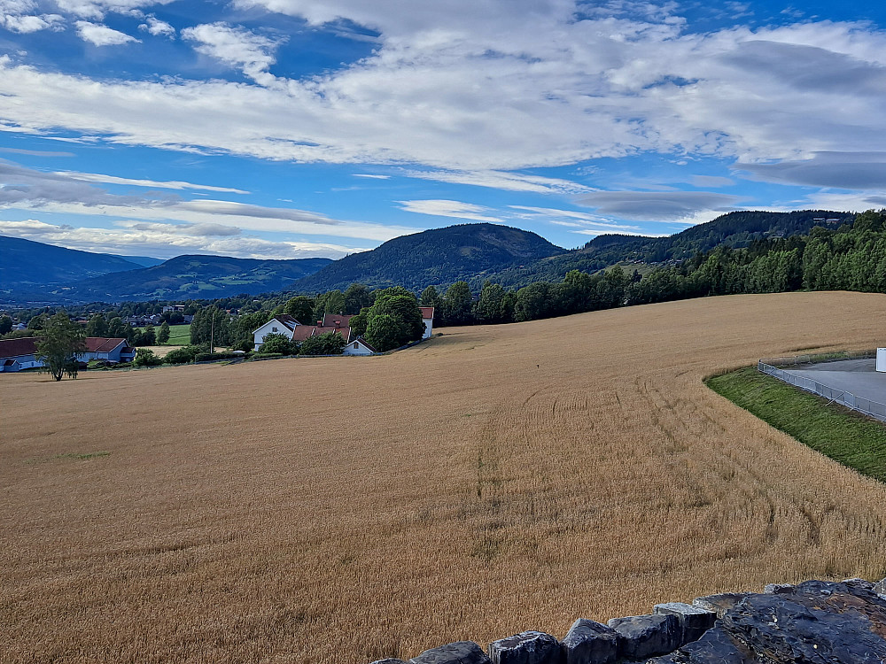 Fra Lysgårdsbakken mot Lysgård, Balbergkampen, Rundhaugen og Hansvehaugen