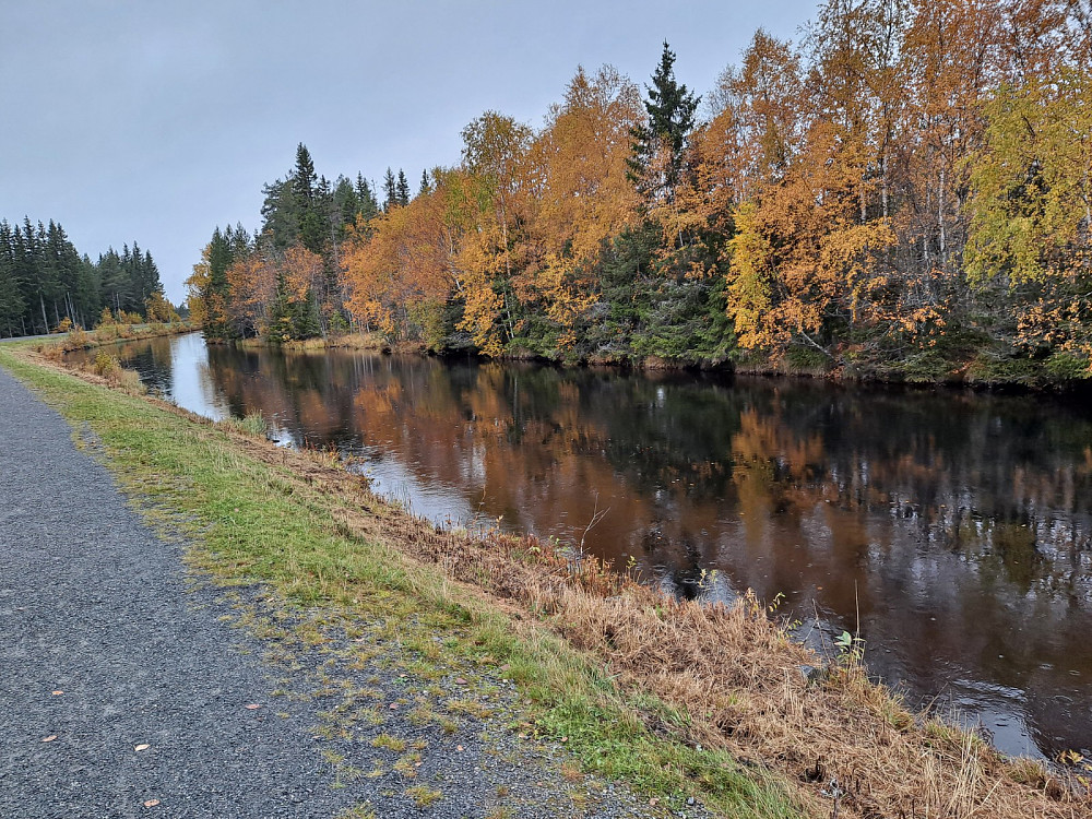 Grått, likevel fargerikt langs Kanalen