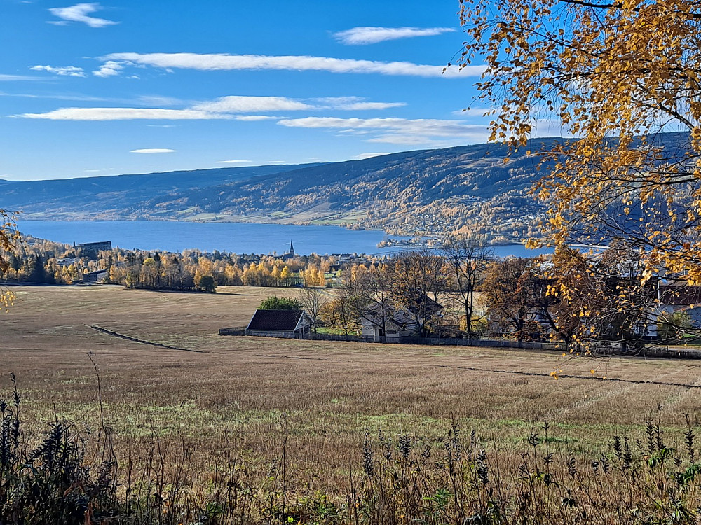 Over Lysgårdsjordet mot Lillehammer og Mjøsa