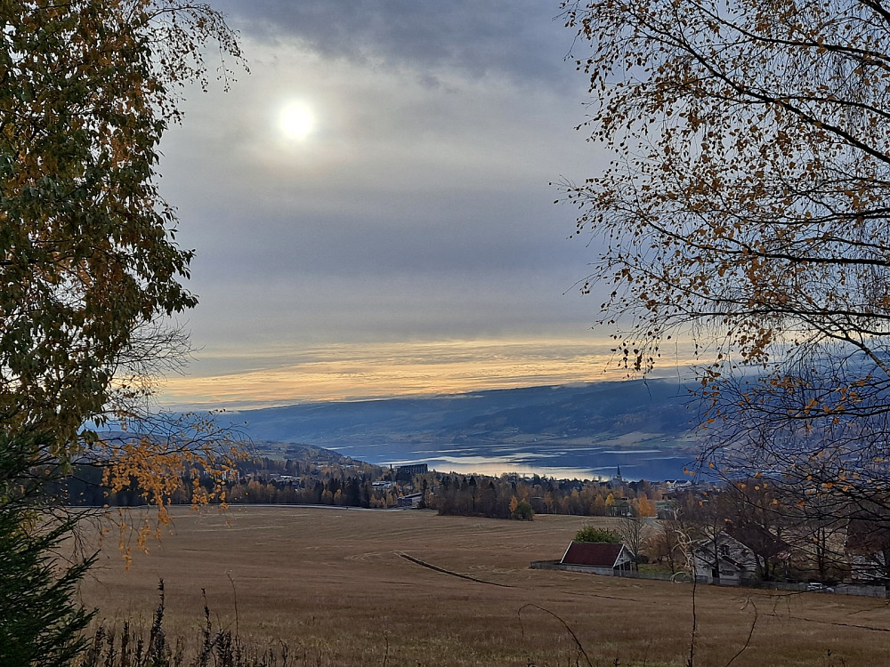 På veg til hoppbakkene, utsikt mot Lysgård, Lillehammer og Mjøsa