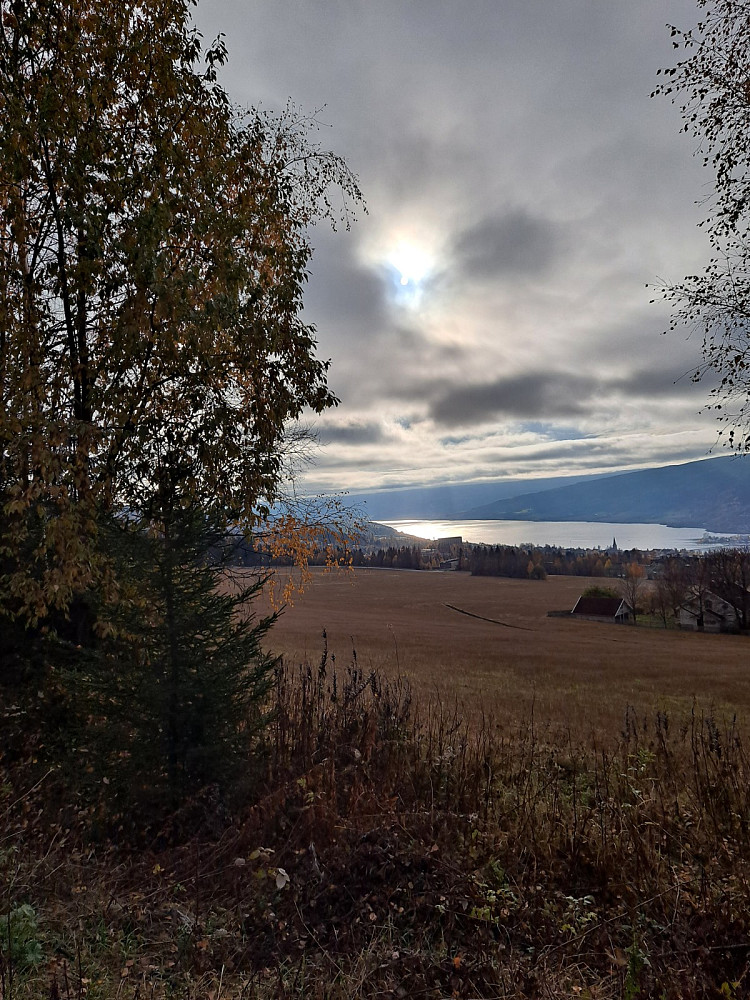 Mot byen og Mjøsa