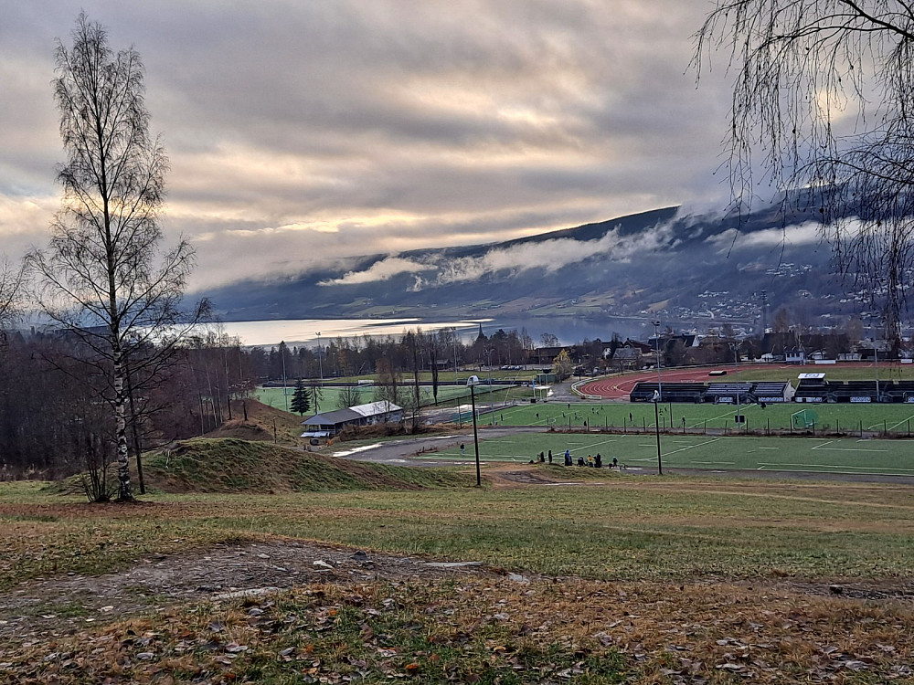 Ovenfor Håkons hall, Stampesletta