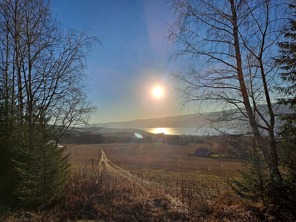 Sol over Mjøsa og Lysgårdsjordet
