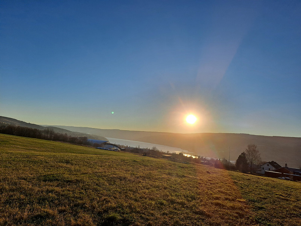 Sol over Stampesletta og Mjøsa