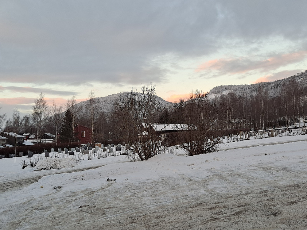 Fra kirkegården mot Balbergkampen