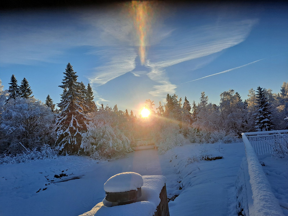Ser ned på brua over Masnaelva