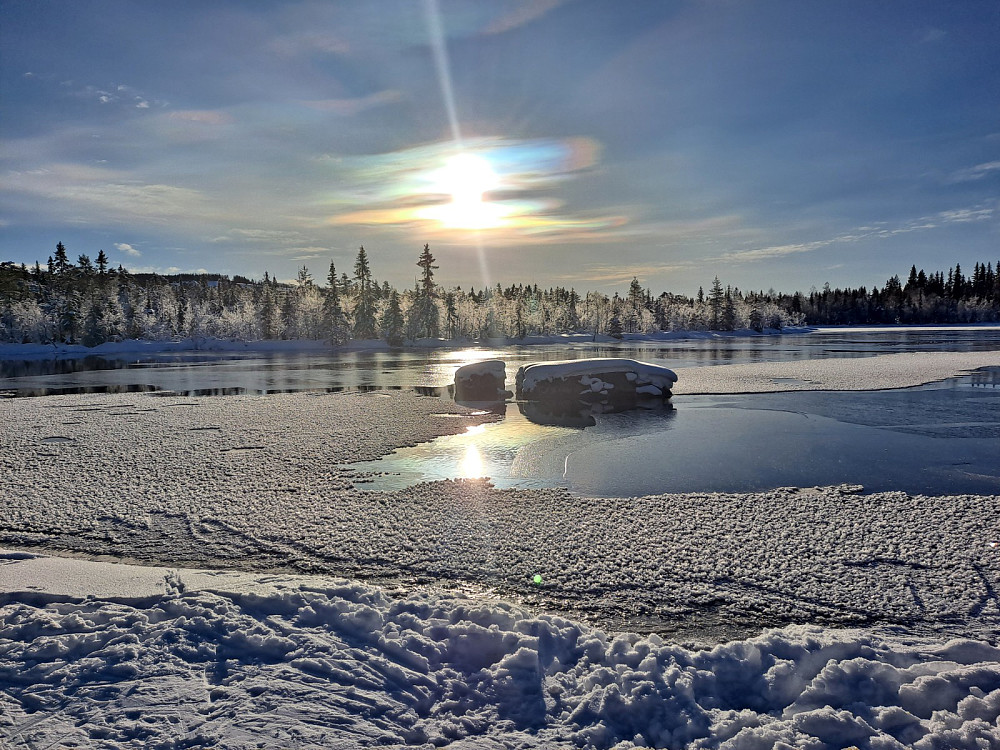 Mesnaelva ved Bottilflø, sol og perlemorskyer