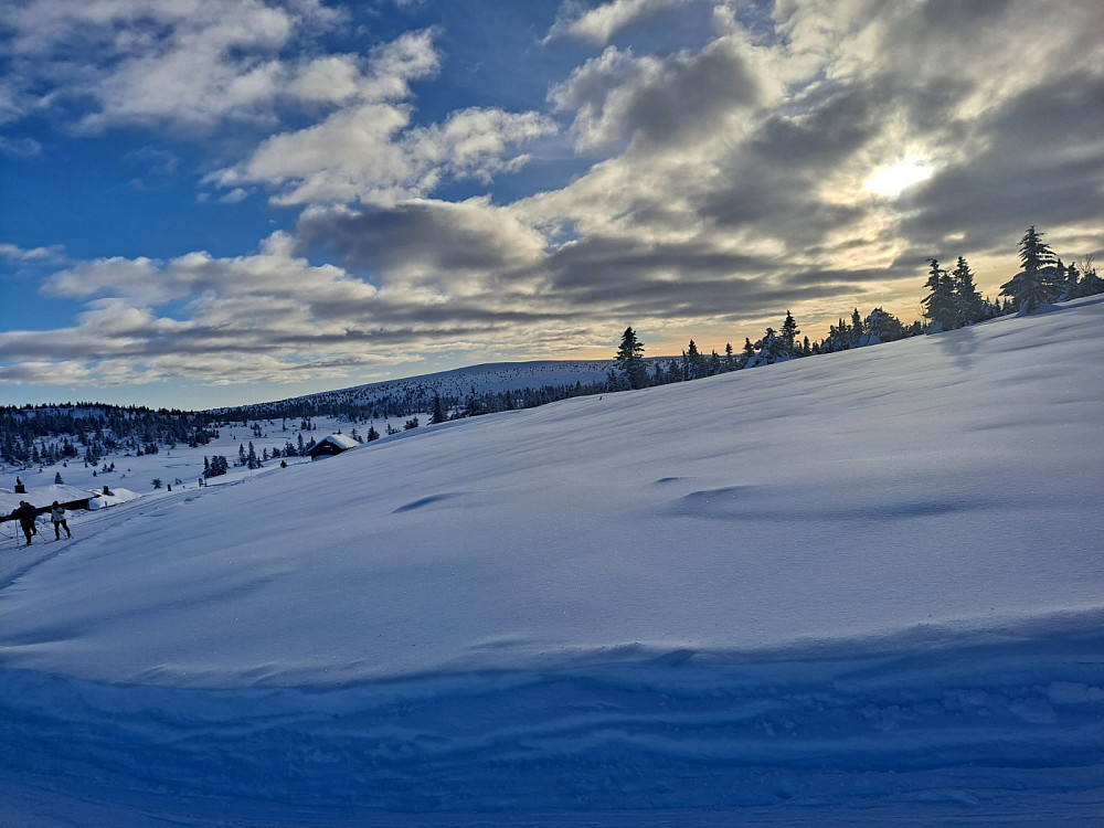Ved Gjestebodåsen, Snørvillen bakerst