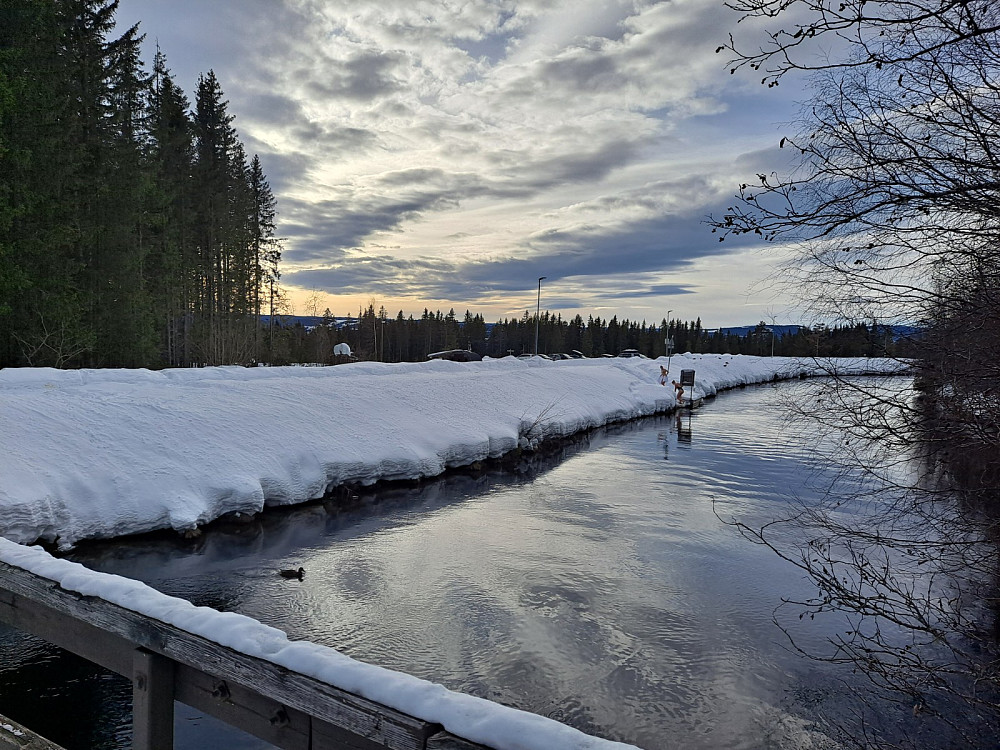 Tilbake ved Kanalen, noen er i ferd med å avslutte bading
