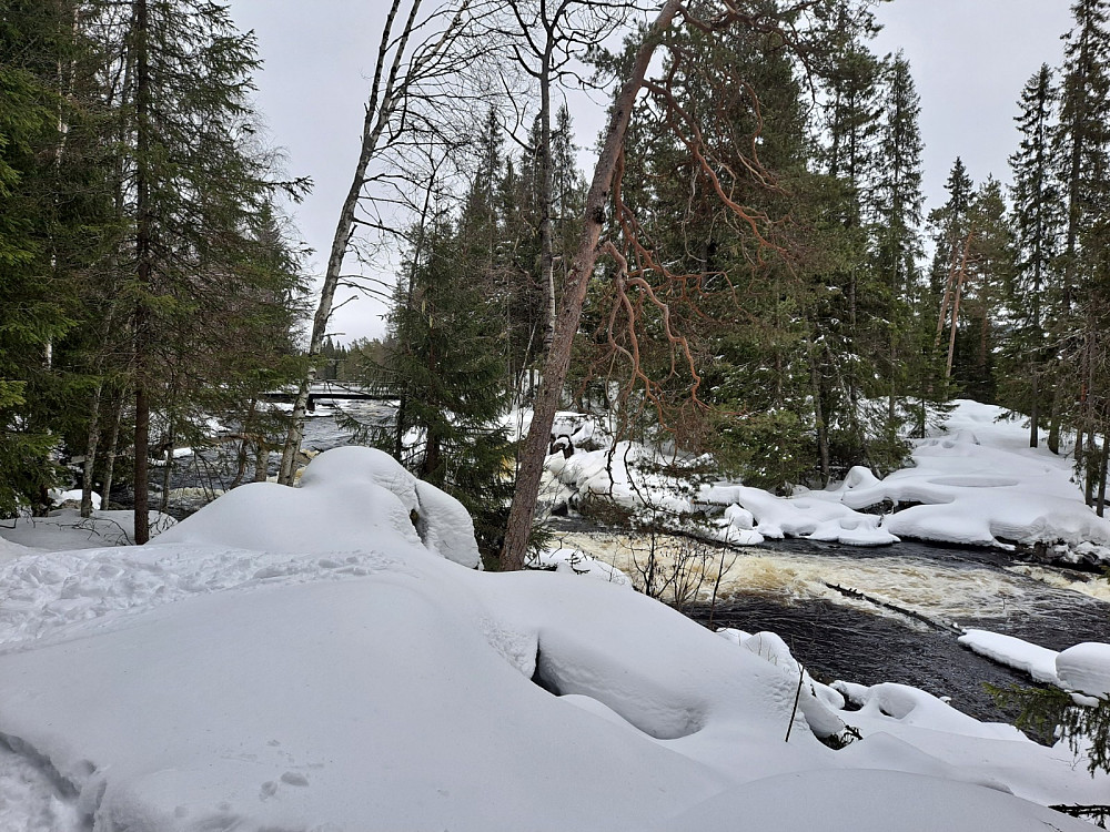 Ved Øvstdalsfossen