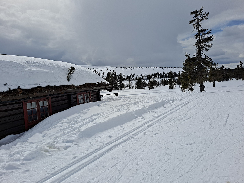 Fortsatt mye snø ved Midtfjellkoia