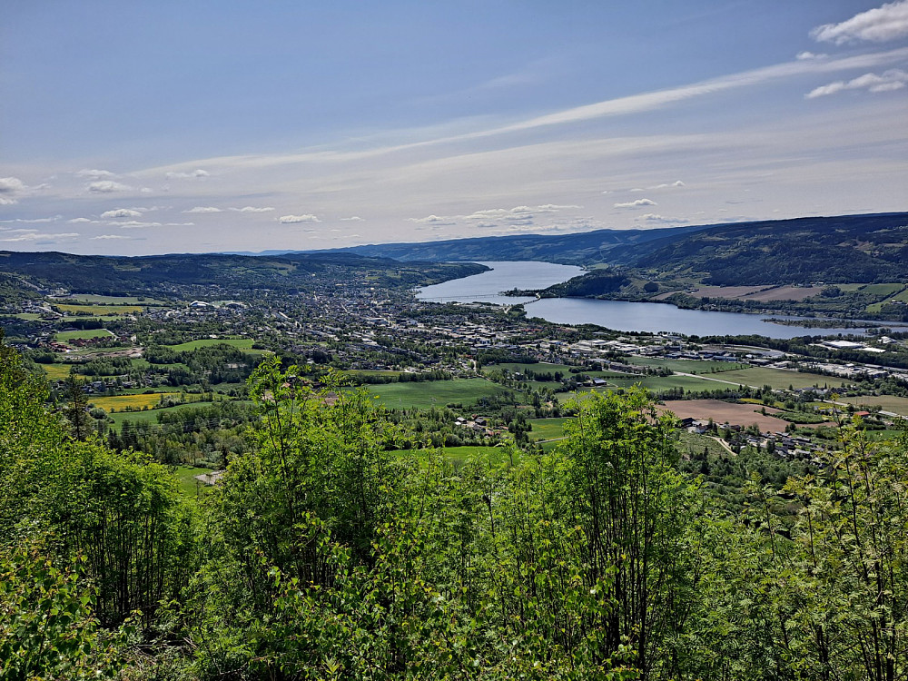 På vei ned, utsikt over Lillehammer og Mjøsa