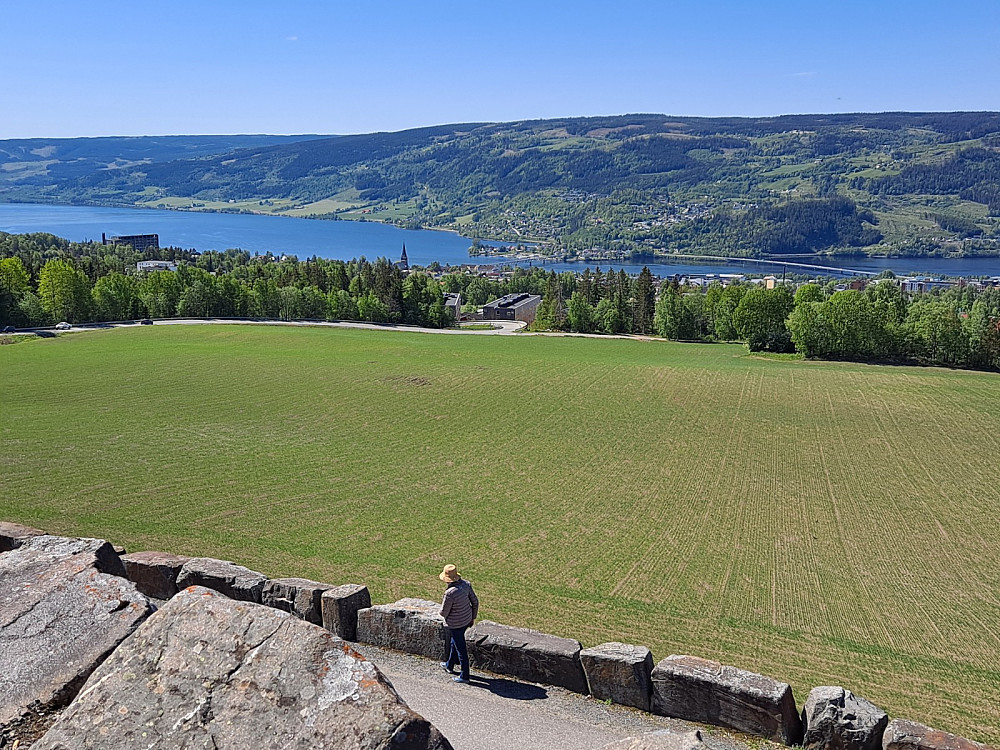 Mot byen og Mjøsa fra hoppbakken