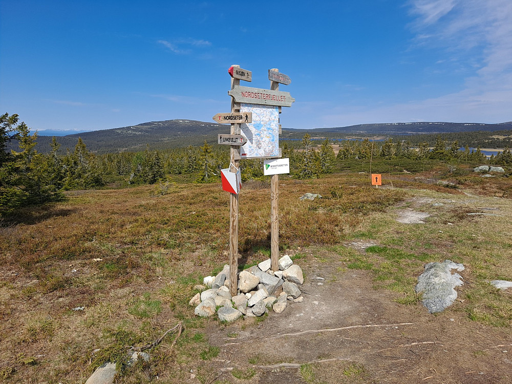 Ved sti- og løypekrysset Nordseterfjellet